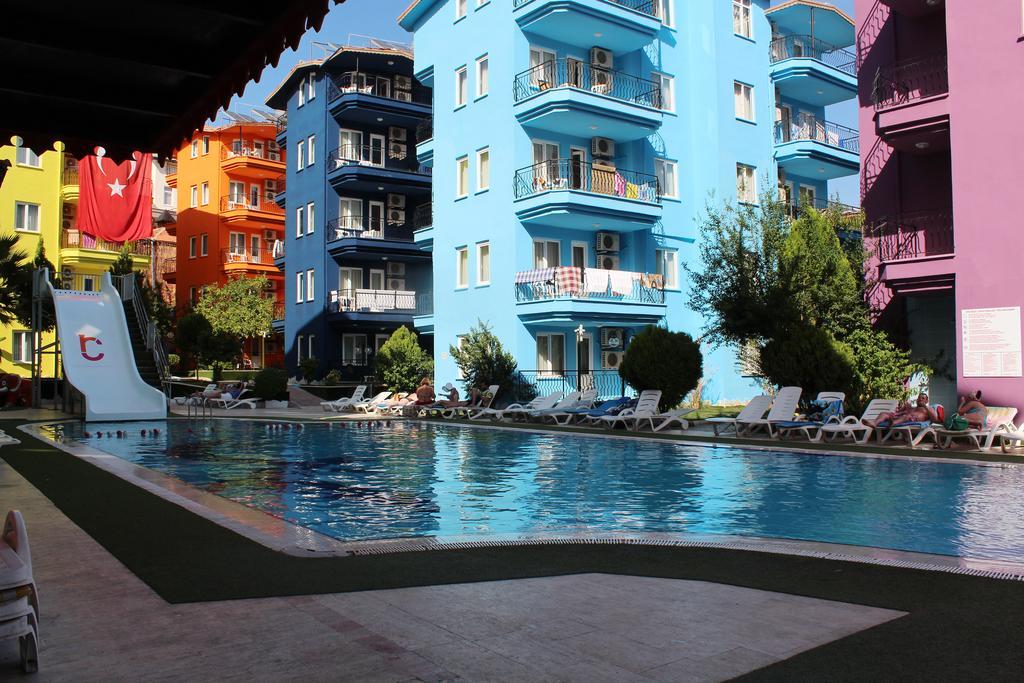 Rainbow Castle Hotel Side Exterior photo