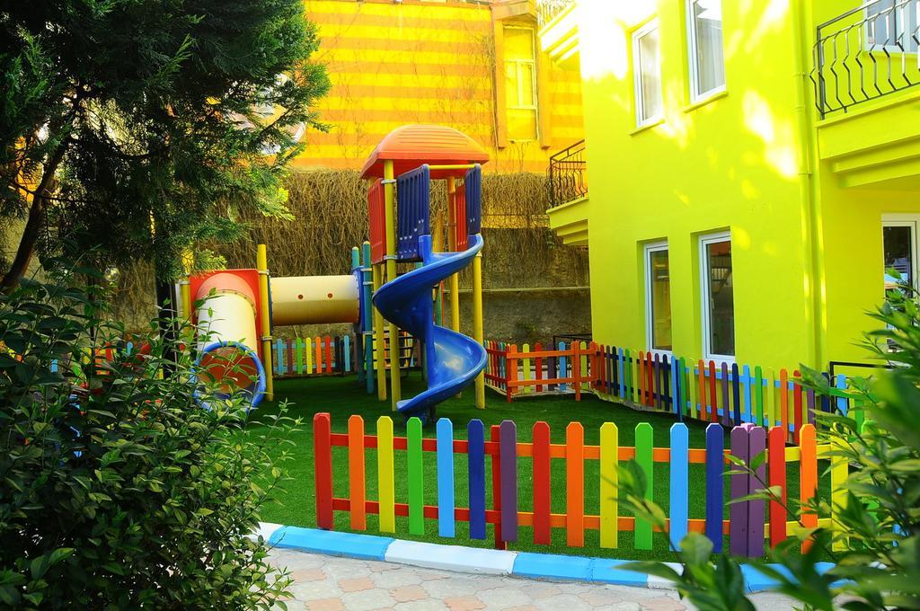 Rainbow Castle Hotel Side Exterior photo