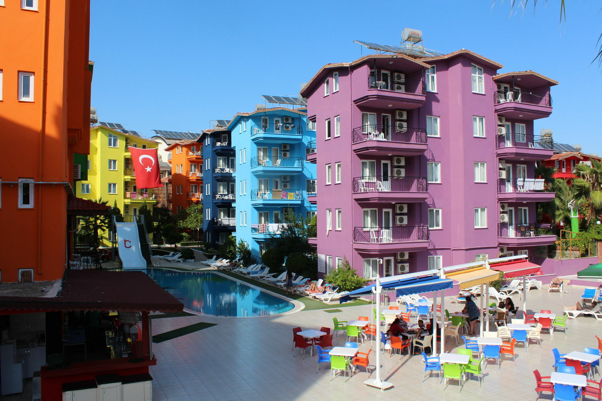 Rainbow Castle Hotel Side Exterior photo