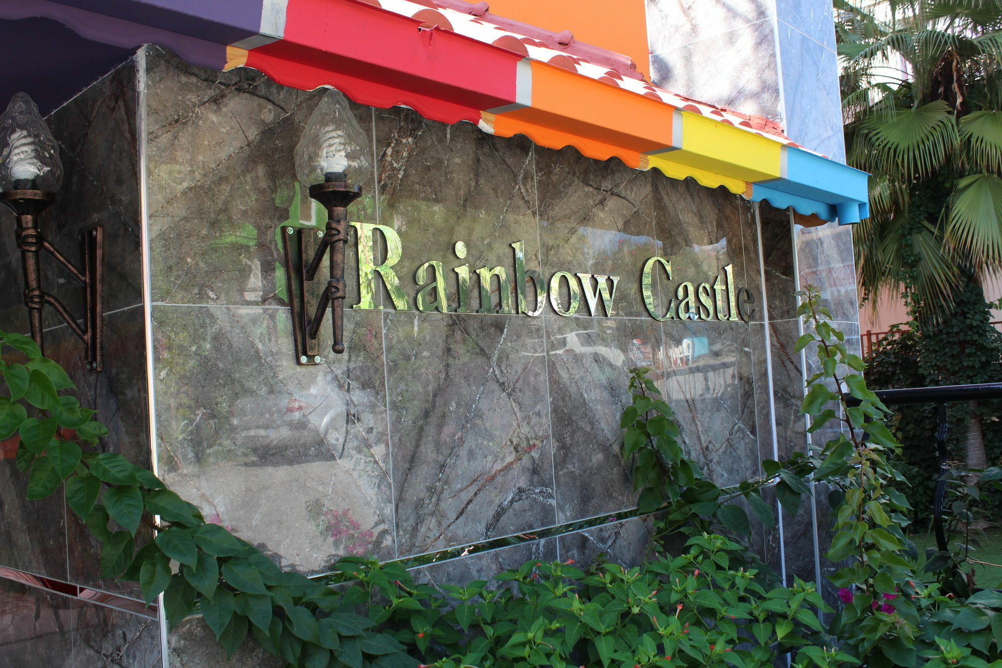 Rainbow Castle Hotel Side Exterior photo