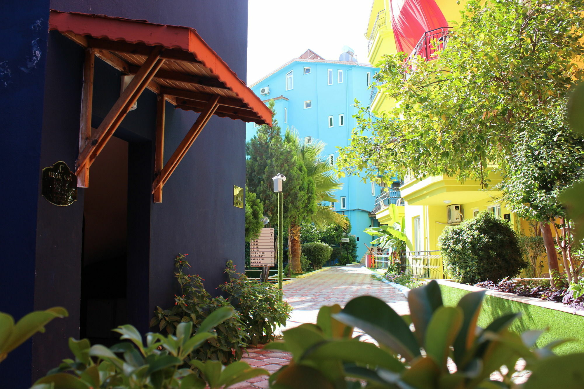 Rainbow Castle Hotel Side Exterior photo