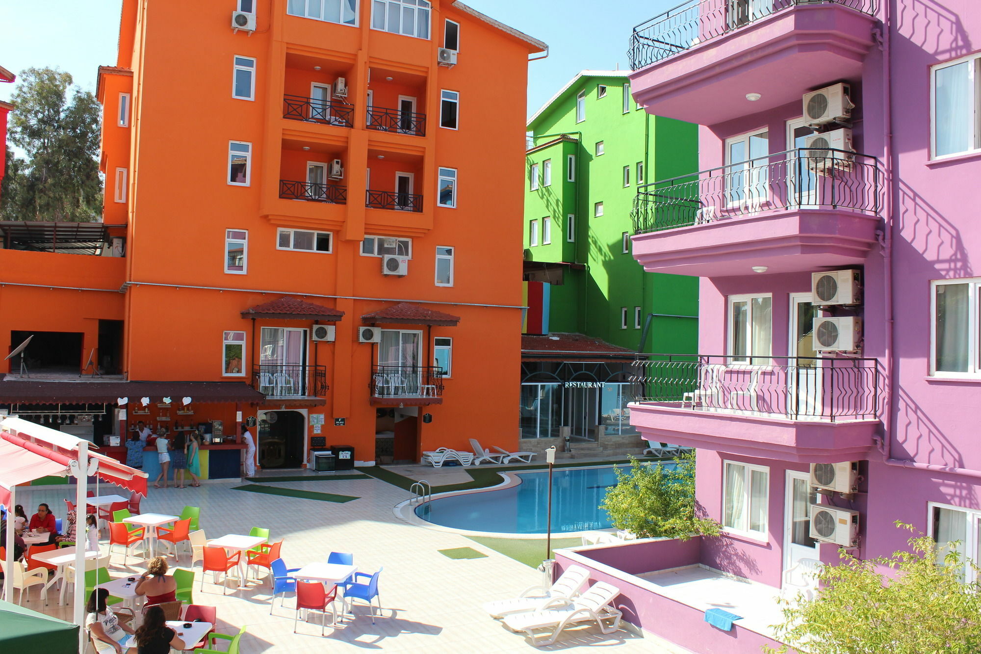 Rainbow Castle Hotel Side Exterior photo