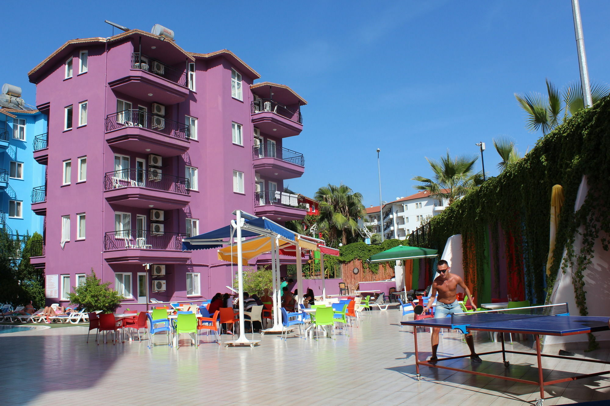 Rainbow Castle Hotel Side Exterior photo