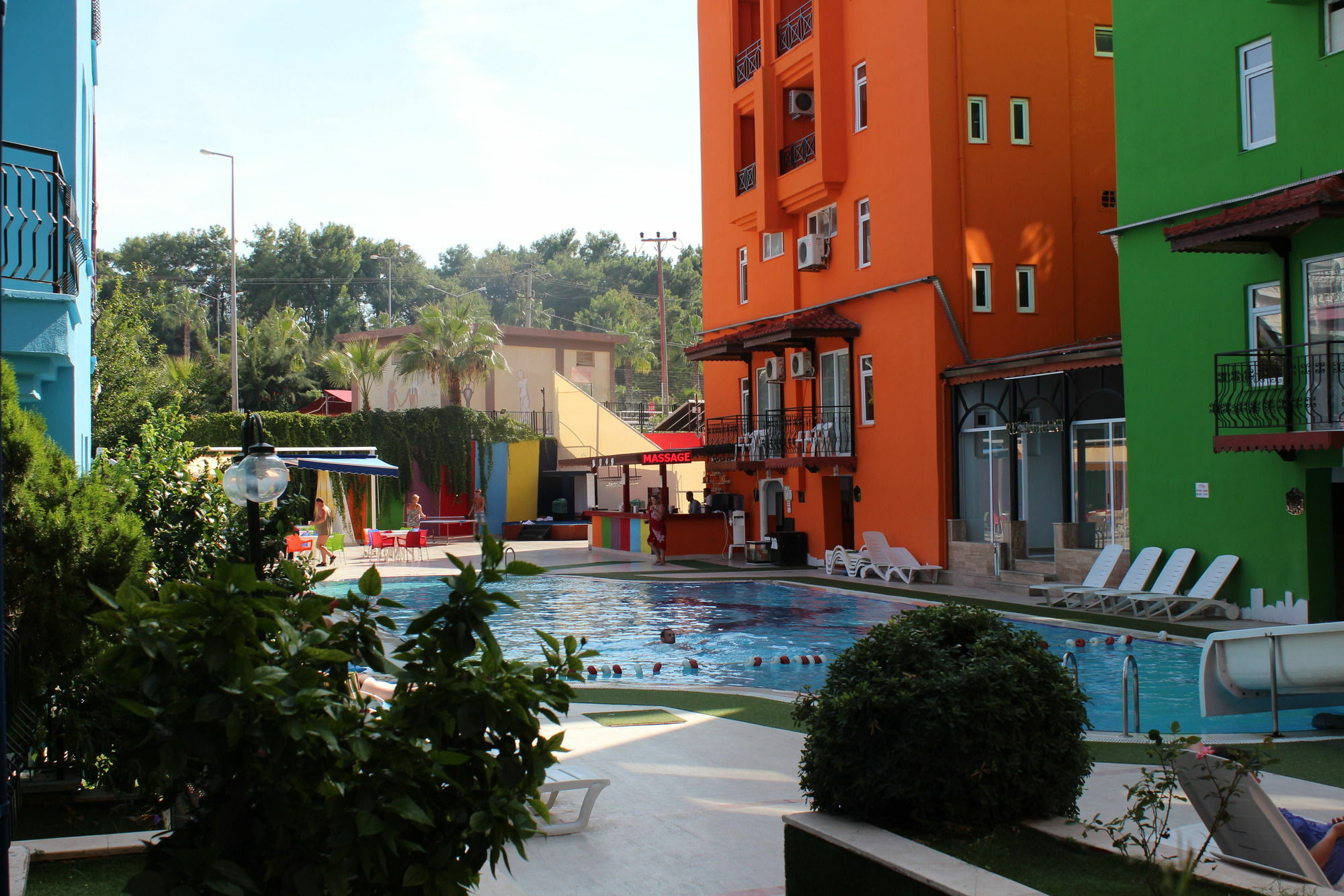 Rainbow Castle Hotel Side Exterior photo